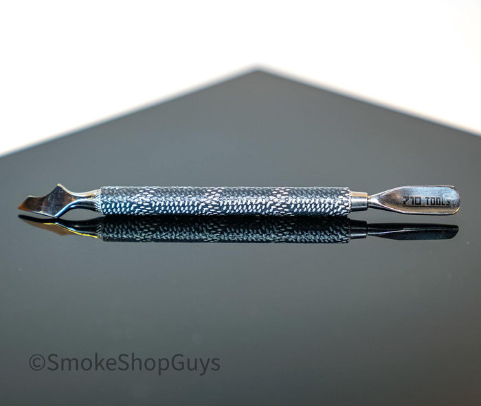 710Tools Artisan Dabber: Goyard-Inspired Wrapped, Add Sophistication to Dabbing, Unique Premium Aesthetic Wrap, Durable Heat-Resistant Materials for Long-Lasting Use, Ergonomic Design for Easy Handling and Precision, Ideal for Dabbing Enthusiasts Who Value Artistry.